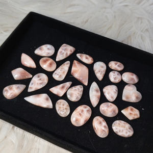 หินอัญมณีธรรมชาติบำบัดขนาด30-50มม. ทำจากหินอัญมณีทรงหลังเบี้ยจากอินโดนีเซีย - Product Image 1
