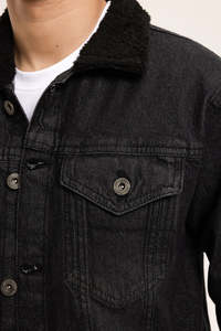 Veste en jean noire pour homme, style vintage, coupe classique, fermeture boutonnée, coton délavé, tissage uni, décontractée, pour l'hiver - Product Image 3
