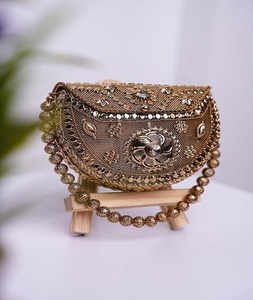 Bolso de mano internacional hecho a mano con mosaico Kundan de hierro chapado en oro, adornado con perlas y cuentas. - Product Image 3