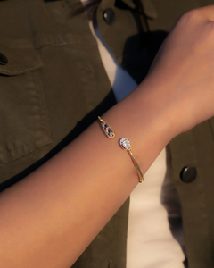 Brazalete Arista Curve, Elegante Brazalete Curvo de Diseño, con un Moderno y Elegante Accesorio de Joyería de Moda Premium para Bodas - Product Image 4