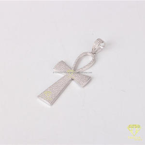 Collar con Colgante de Cruz Pequeña Premium con Elegante Detalle de Moissanita - Product Image 2