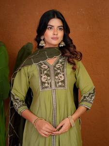 Elegante Conjunto de Kurti Anarkali de Seda Romana con Dupatta Bordada y Palazzo - Ropa de Playa de Secado Rápido y Protección Solar - Product Image 3