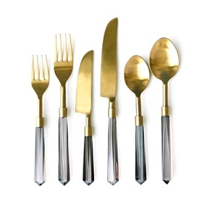 Ensemble de couverts de dernière génération, revêtement doré, manche en résine noire, acier inoxydable 304, finition mate, cuillère, fourchette, couteau, vaisselle - Product Image 5