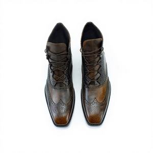 Botas de vestir formales de cuero estilo vintage para hombre, con punta de ala, cordones, diseño elegante y estampado de cocodrilo. - Product Image 1