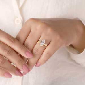 แหวนหมั้นมอสซาไนต์ ดีไซน์หรูหรา ประดับเพชรข้าง แหวนเจ้าสาว เงินแท้ 925 ชุบทอง 14K เครื่องประดับงานแต่งงาน - Product Image 3