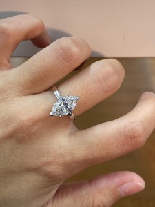 แหวนหมั้นเพชรเม็ดเดี่ยวทรงมาร์คีส์ 3 กะรัต ทองคำขาว 14K ได้รับการรับรองจาก IGI เพชรเพาะเลี้ยงในห้องปฏิบัติการ ความใส VS+ สี E-F ตัวเรือนแบบหนามเตย - Product Image 4