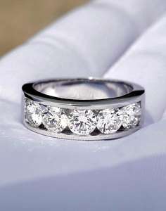 Anillo de banda de 5 piedras con corte redondo de moissanita de 3 mm para hombre, plata de ley 925, joyería fina, regalo sorpresa de boda para ella - Product Image 4