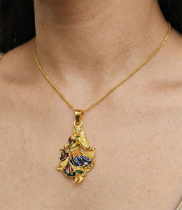 จี้รูปนักเต้นหญิงแบบดั้งเดิมทำจากทองคำ 22K พร้อมงานเคลือบเงา – เครื่องประดับดีไซน์คลาสสิกแบบอินเดีย - Product Image 1