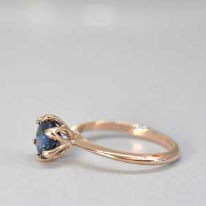 แหวนเงินแท้ 925 ประดับไพลินสีน้ำเงินสำหรับผู้หญิง: แหวนแต่งงานดีไซน์เรียบหรูสีโรสโกลด์ขัดเงา - Product Image 1