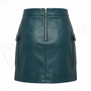 Jupe courte en similicuir pour femme, taille haute, style cargo avec poches, couleur unie, finition brillante, à porter en toutes saisons - Product Image 2