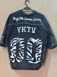 เสื้อยืดเจอร์ซีย์ตาข่ายผู้ชายไซส์ใหญ่ คอวี แขนสั้น พิมพ์ลายกราฟิก ฟุตบอล สตรีทแวร์ - Product Image 1