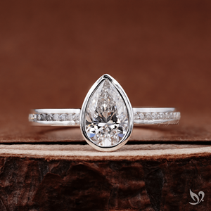 Elegante anillo de compromiso con diamante de laboratorio de corte pera de 1.00 ct y banda de canal elegante en oro blanco de 10k - Product Image 1