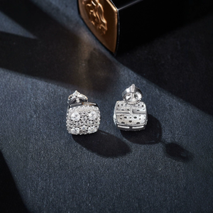 Boucles d'oreilles clous de luxe AMBER JEWELS T-156 en argent 925 avec moissanite carrée, minimalistes, unisexes, pour fiançailles, plaquées rhodium, géométriques, micro-pavées - Product Image 3