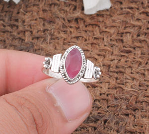 แหวนเงินแท้ประดับทับทิมธรรมชาติทรงกรอบแบบ Bezel สำหรับงานหมั้นและงานแต่งงาน เครื่องประดับดีไซน์หรูหราสไตล์วินเทจ - Product Image 2