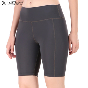 Shorts de compression tendance pour femmes, couleur gris foncé, matière de qualité supérieure, best-seller, taille haute, pour fitness et course à pied - Product Image 2