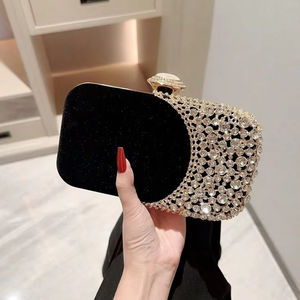 Pochette chic en velours noir avec un design unique en cristal. Disponible à prix de gros pour - Product Image 1