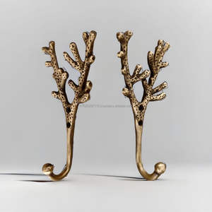 Ganchos de pared de latón elegantes de estilo antiguo con grabado con estilo para paredes de salón o pasillo. - Product Image 3