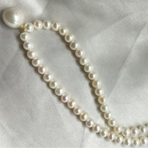 Collier pendentif de qualité supérieure pour bébé, simple et tendance, avec une petite perle ronde de 5 mm et un grand pendentif en perle ronde de 11-12 mm - Product Image 3