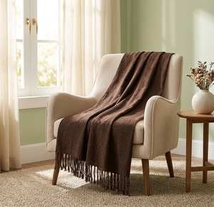 Plaid en tricot gaufré marron doux et confortable avec franges à pompons pour la décoration intérieure - Product Image 3
