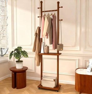 Porte-manteau sur pied en bois massif avec étagères ouvertes et rangement à roulettes pour chambre et entrée - Product Image 1