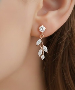 ต่างหูทรงหยดน้ำดีไซน์ใบไม้ประดับเพชร ต่างหูเพชรแบบห้อย 14K ทองคำแท้ เพชรเพาะเลี้ยงในห้องปฏิบัติการ ต่างหูทรงหยดน้ำสำหรับงานแต่งงานที่ได้รับแรงบันดาลใจจากธรรมชาติ - Product Image 6