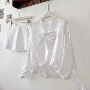 Ensemble deux pièces pour femmes, chemisier en mousseline de soie blanc à col nœud et mini-jupe, OEM - Product Image 3