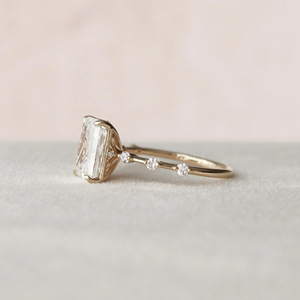 แหวนเพชรทรงเรเดียนท์คัท ทอง 14k พร้อมเพชรเลี้ยงในห้องปฏิบัติการที่ได้รับการรับรองจาก IGI สไตล์คลาสสิก - Product Image 2