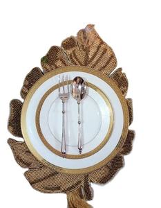 Mantel individual hecho a mano con cuentas, diseño de hoja tropical Monstera, 14 pulgadas, mantel individual dorado con cuentas - Product Image 1