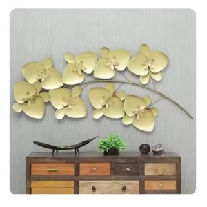 Escultura de Pared Metálica Moderna con Diseño Floral, Orquídea Dorada, Decoración para el Hogar, Sala de Estar, Estilo Contemporáneo, Pieza Única - Product Image 3