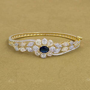Kada que se puede abrir con chapado en 2 tonos y pulseras y brazaletes de moda con acento de circonita cúbica - Product Image 4