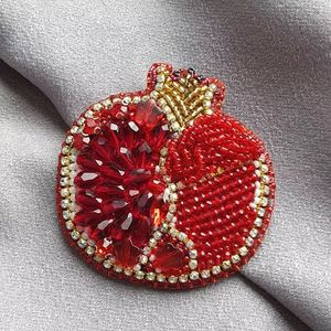 Broche unique faite à la main avec broderie et perles, épinglette de créateur pour femme - Product Image 5