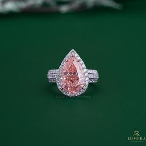 แหวนหมั้นเพชรทรงลูกแพร์สีชมพูแฟนซีสำหรับผู้หญิงจาก Lumera ประดับเพชรข้างสี D ได้รับการรับรองจาก IGI สไตล์โรแมนติก - Product Image 2