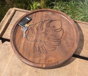 Bandeja de Nogal con Hoja de Monstera Tallada - Acabado Lacado Portátil Multifuncional para Decoración del Hogar, Joyería y Bebidas - Product Image 3