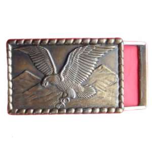 Hebilla de cinturón vintage de latón macizo con un águila en ascenso sobre una cadena de montañas. - Product Image 1