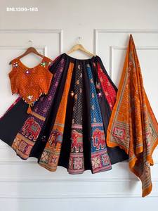 Ensemble 3 pièces tendance pour Navratri : Chaniya, Blouse et Dupatta en coton Ajrakh lourd, orné de miroirs, de coquillages véritables et de broderies bleues. - Product Image 1