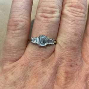 Anillo de Promesa de Siete Piedras con Diamante Moissanite Corte Esmeralda para Unisex, Plata 925 Original, Joyería Fina de Promesa de Boda para Pareja - Product Image 3