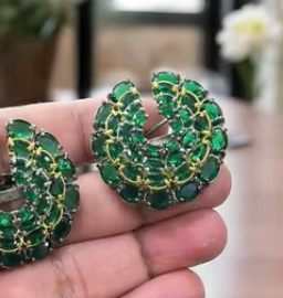 Ensemble de boucles d'oreilles tendance et modernes en argent plaqué or avec breloques en zircon, légères et au magnifique éclat, pour femmes et jeunes filles, idéales pour les mariages - Product Image 2