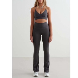 Conjunto de yoga sin costuras de 2 piezas para mujer, leggings de cintura alta y top corto tipo racerback en color marrón sólido - Product Image 3