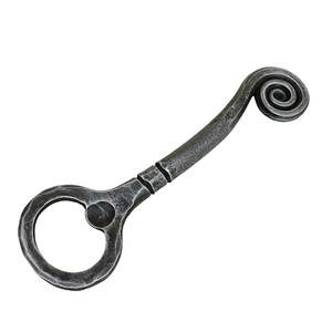 Bandeja rústica de metal para abridor de botellas con acabado envejecido, construcción de hierro resistente, ideal para decoración de bares en casa y fiestas. - Product Image 3