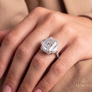 Bague de fiançailles de luxe en or 9KT, 10KT, 14KT et 18KT avec diamant taille radiant et pierres latérales demi-lune, trois pierres en halo - Product Image 5