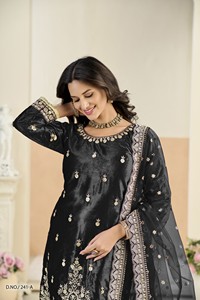 Traje de terciopelo Ice Velvet semicompuesto con bordados para la colección de trajes indios y pakistaníes - Product Image 2