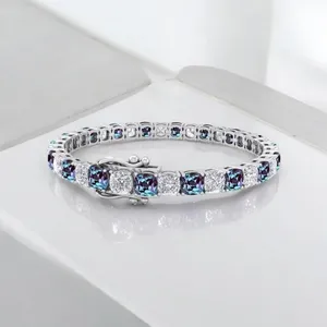 Bracelet tennis pour femme plaqué rhodium avec cristaux de strass taille princesse sertis en canal, style classique, cadeau de bijoux - Product Image 4