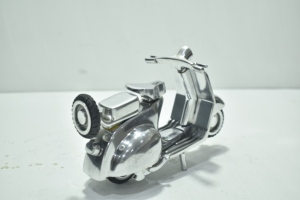 Maqueta Metálica de Scooter Vespa Hecha a Mano de Primera Calidad para Decoración de Escritorio en Casa u Oficina, Clásica y Disponible al Mejor Precio - Product Image 4