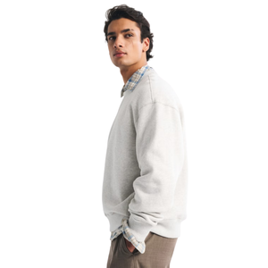 เสื้อสเวตเชิ้ตคอกลมสีเทาขี้เถ้าสำหรับผู้ชาย สกรีนโลโก้บริเวณอกแบบมินิมอล สไตล์สตรีทแวร์ รับผลิตเสื้อผ้า OEM แบรนด์ส่วนตัว ผู้ผลิตเสื้อผ้าขายส่ง - Product Image 6