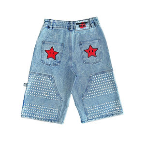 Shorts Bermuda en jean bleu clair pour homme avec rivets décoratifs, taille mi-haute, fermeture boutonnée, style décontracté, strass et broderies personnalisés - Product Image 2