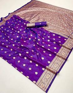 Sari en soie Banarasi douce avec un pallu riche et un travail de tissage Zari de haute qualité, sari de créateur à grande bordure avec chemisier en soie contrastant - Product Image 2