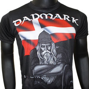 Camiseta de poliéster negra de manga corta para hombre con la bandera de Dinamarca y estampado de sublimación vikingo, estilo casual con cuello redondo y corte regular tipo jersey. - Product Image 5