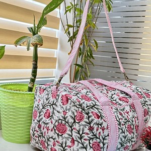 Floral Print Duffel <b>Bag</b> Women Pink Rose Pattern Quilted Weekender Travel Tote Large Capacity Zipper Closure - Product Image 6