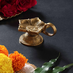Diya traditionnel en laiton orné d'un dossier décoré des motifs sacrés de Vishnu, du Shanka, du Chakra et du Tilak, à prix de gros. - Product Image 6