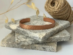 Brazalete de Cobre Sólido Martillado a Mano, Ajustable, Texturizado, para Hombre y Mujer, Estilo Minimalista y Curativo - Product Image 4